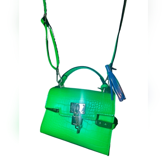 ALDO VONTESSA Mini luggage purse faux crocodile in hyper apple green - Picture 3 of 10